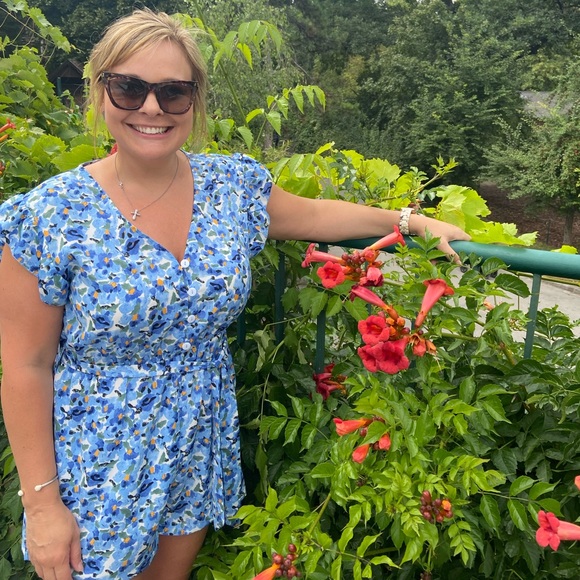 Hey Poshers!! - Picture 7 of 8